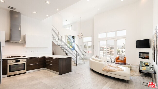 Building Photo - 118 S Kenwood St Unit 506