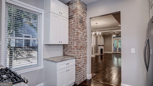 877 Edgewood Ave NE