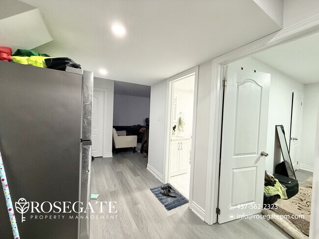 Photo - Modern Basement Apartment with In-Unit Laundry & Parking – Oshawa Unité 2