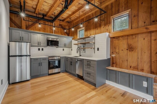 Photo - 13 Meadowood Ln