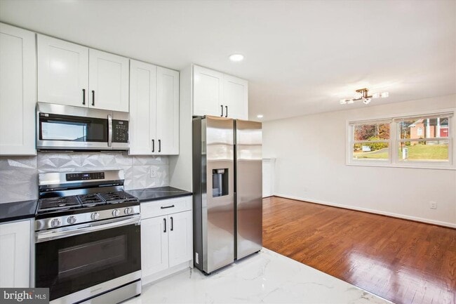 Photo - 5201 Montgomery St