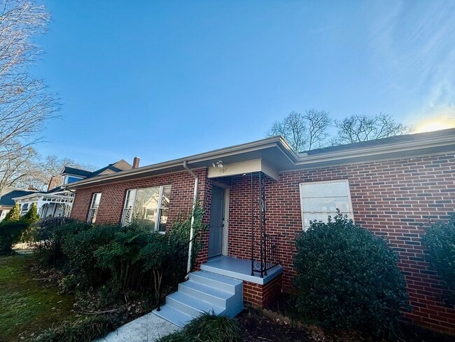Building Photo - 2 Bedroom / 1 Bath in Decatur’s Historic District – Available Now!