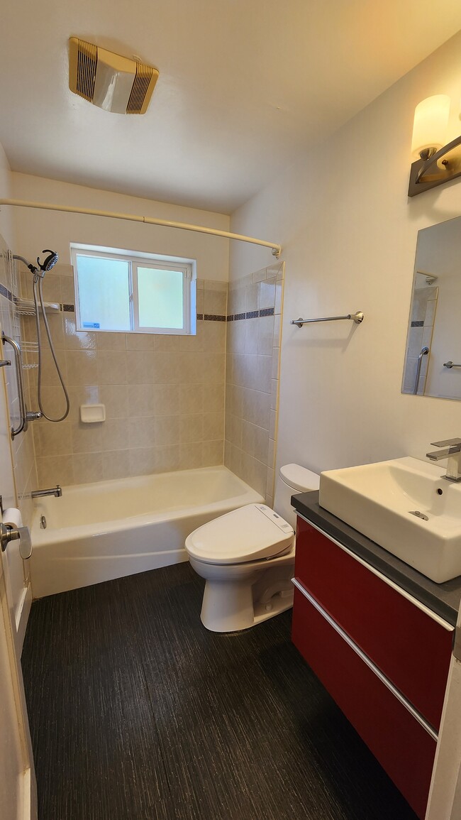 Photo - 6558 Simson St