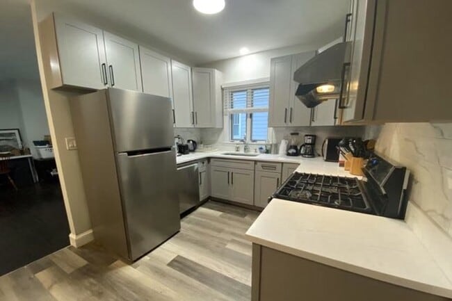 kitchen - 219 Birch Ave Unit #2FB