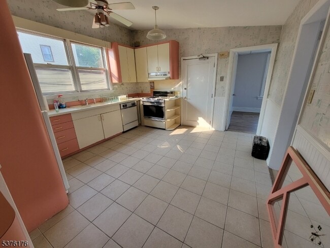Building Photo - 838 Main St Rental