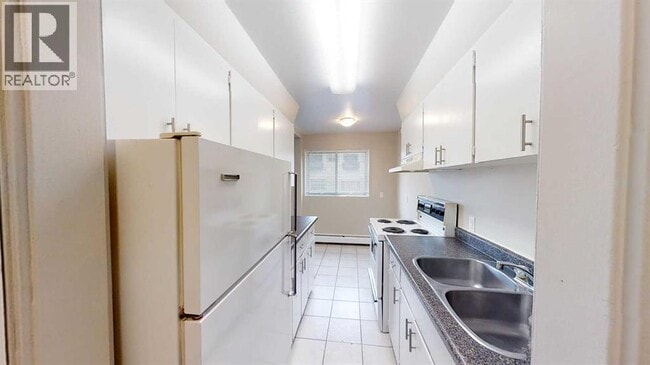 Photo - 9932-9105 105 Ave