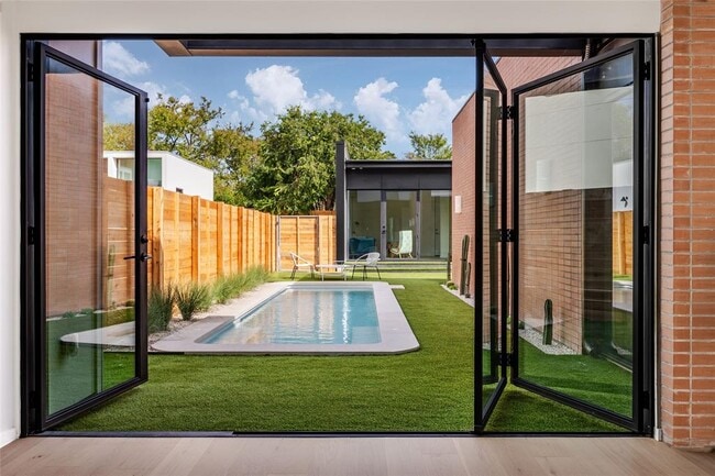 Photo - 2112 Lawnmont Ave