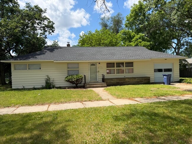 Building Photo - 1759 Cambridge Dr SE