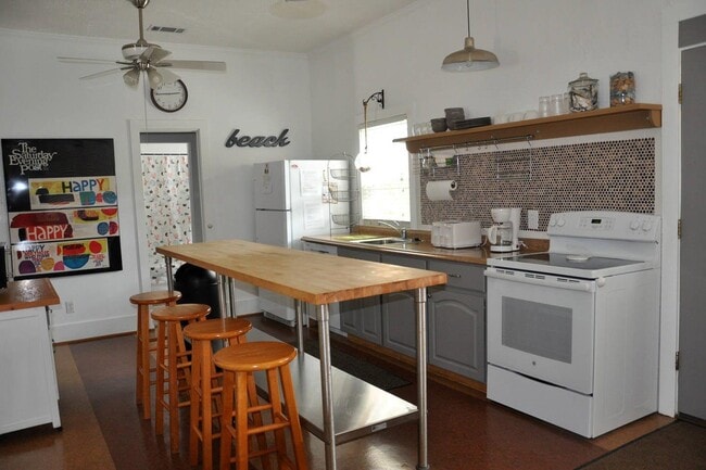 Photo - 202 2nd Ave Unidad Artist Cottage