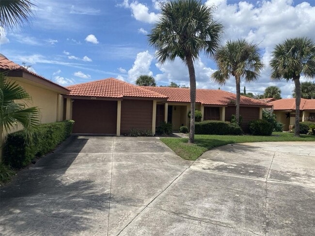 Building Photo - 2 bed 2 bath With Private Courtyard