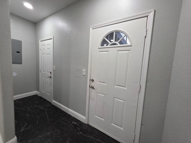 Building Photo - 5521 Enrico Blvd Unit A