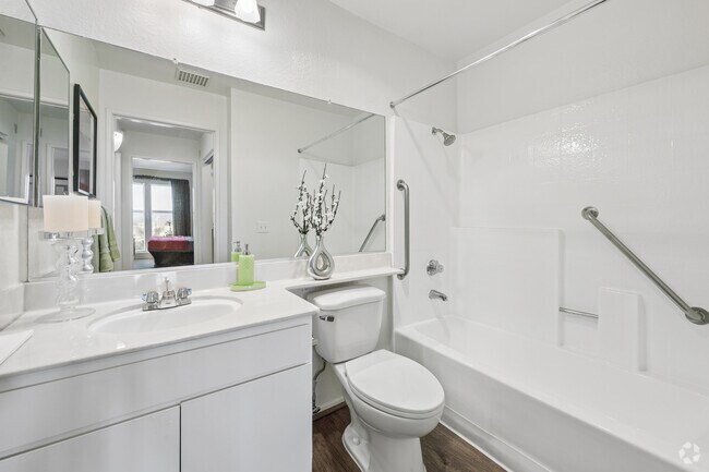 2BR, 2BA - 900SF - Primary Bathroom