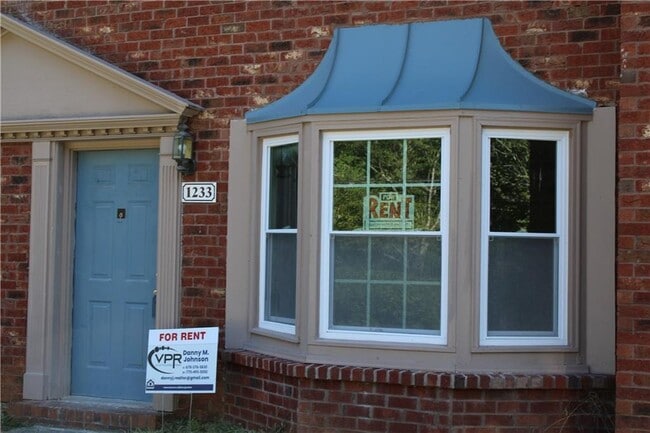 Building Photo - 1233 Sweet Pine Dr Rental