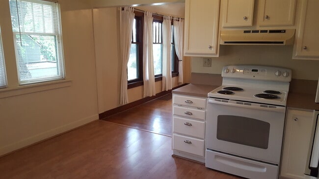 Photo - 240 SW McKenzie St