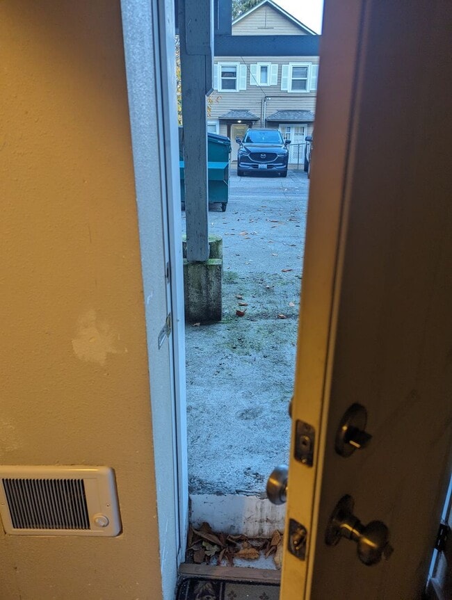 Building Photo - Share House Unit 19