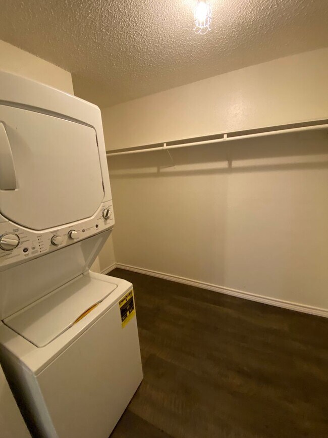 UT PRE-LEASE: 3 bed/2 bath Condo w/ Fireplace, Cathedral Ceilings in bedrooms - UT PRE-LEASE: 3 bed/2 bath Condo w/ Fireplace, Cathedral Ceilings in bedrooms