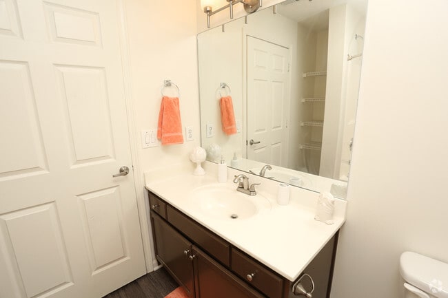 2BR, 2BA - 1,015 SF - Bathroom