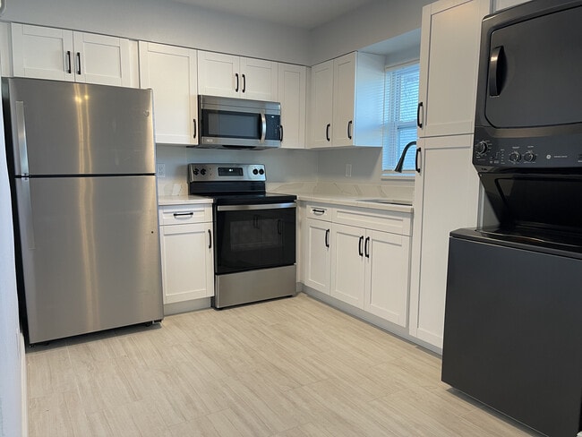 The Flats on 52nd Kitchen - The Flats on 52nd