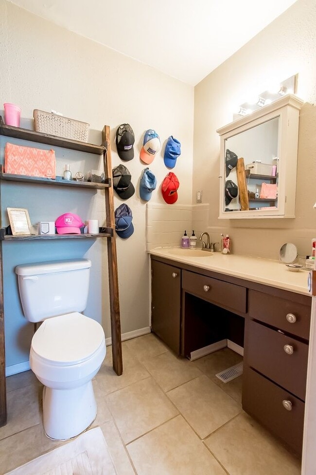 Photo - Updated and Spacious 4 Bedroom Home Near UofA! AVAILABLE IN JULY!!