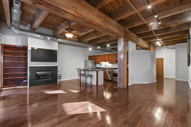 Photo - 360 W Illinois St Condominio