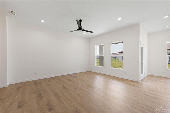 Photo - 19 N Brushfield Ave