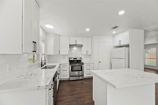 Photo - 15362 Meadow Village Dr