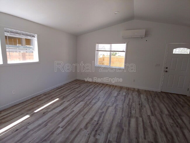 Photo - 921 NW Oak Ln