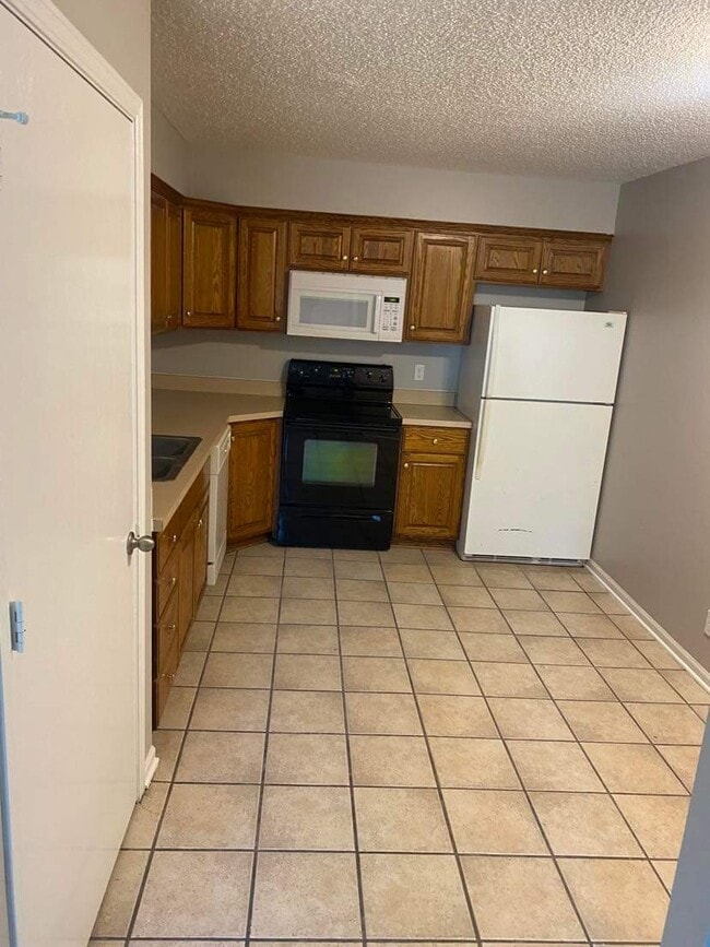 Kitchen - 1618 S 14th St Unit 2