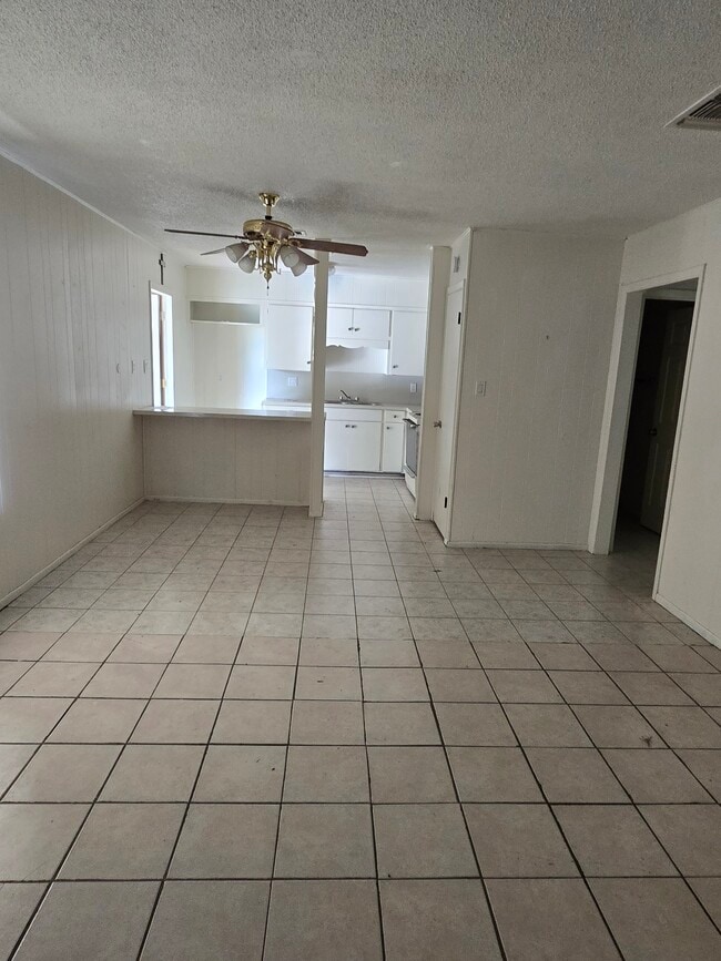 Photo - 923 Eikel St