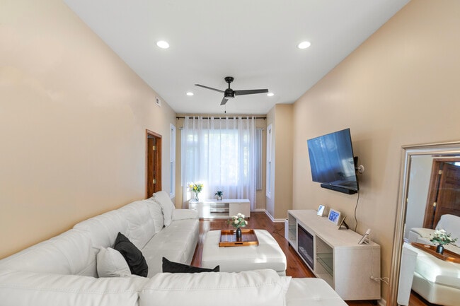 Photo - 2028 N Hamlin Ave Unidad 2