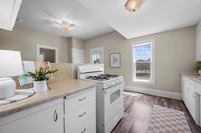 Photo - 2908 W 9th St N