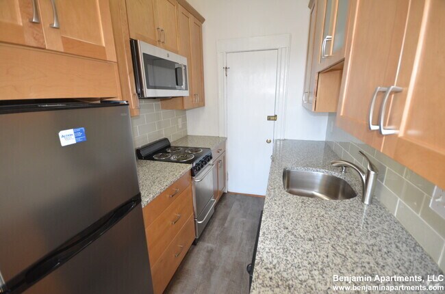Building Photo - 1641 Commonwealth Ave Unit 3 Rental