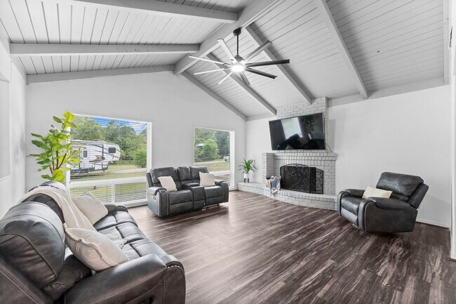 Photo - 910 Imperial Ln