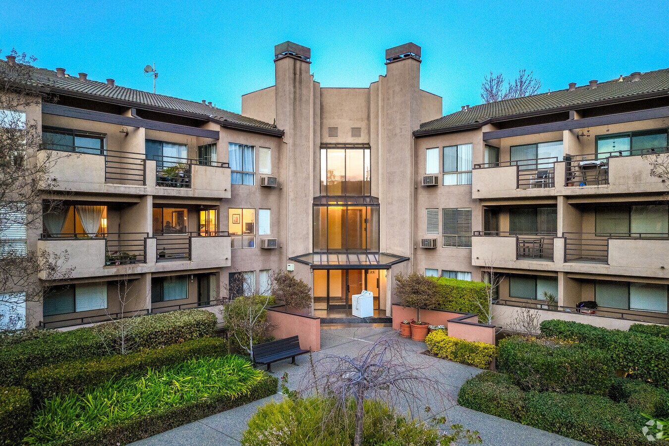 Entrada del edificio - Monte Merano