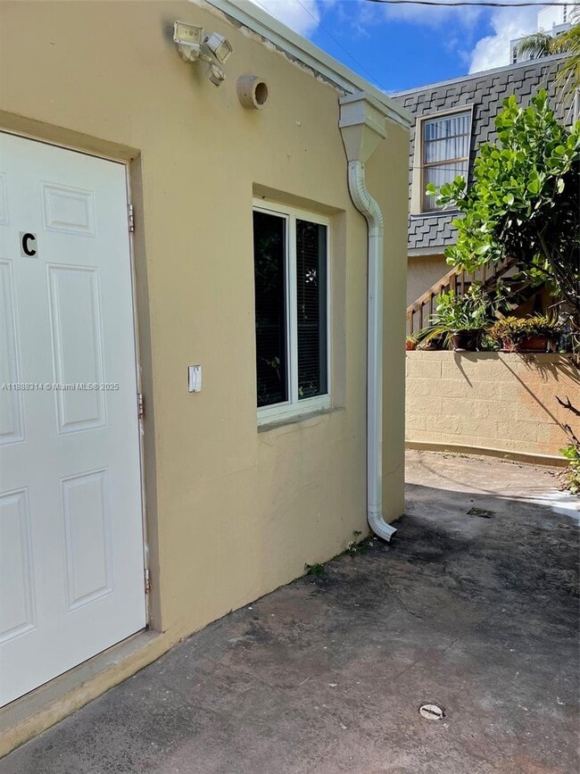Building Photo - 1642 Polk St Unit C