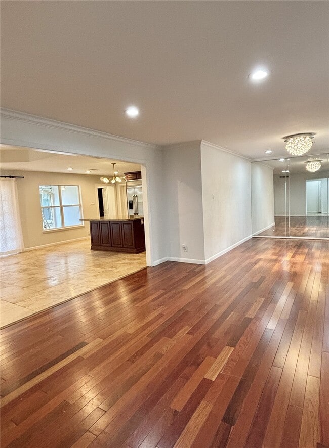 Photo - 729 Camelot Ln