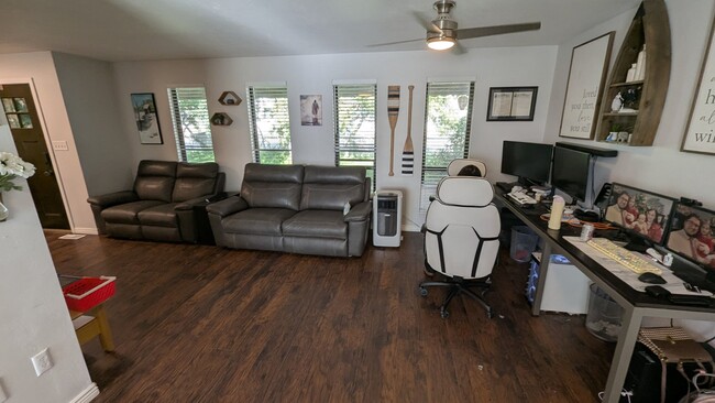 Photo - 921 Woodridge Dr