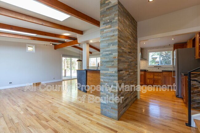 Photo - 1895 Balsam Ave