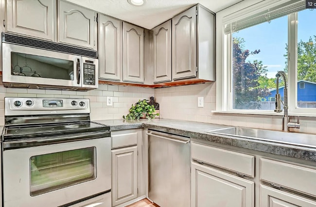 Photo - 961 W Newport St