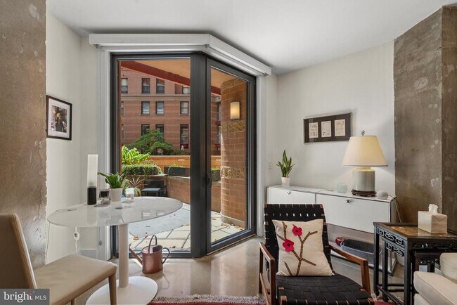 Photo - 616 E St NW Unidad 256