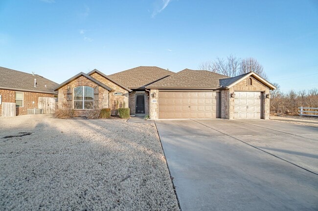 Building Photo - Beautiful Family Home in Bentonville!