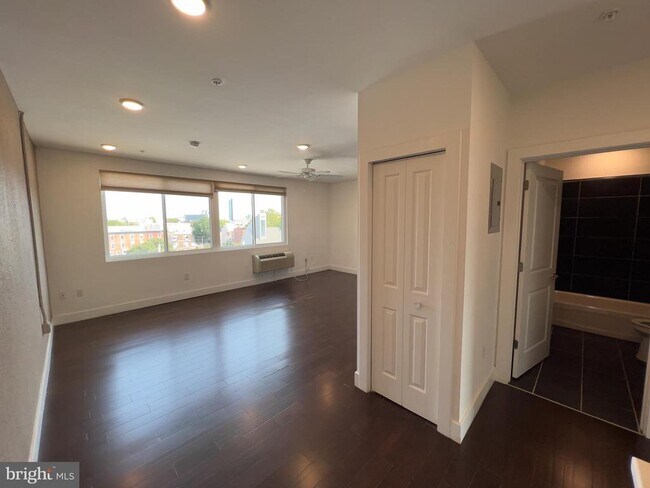 Photo - 1637 Poplar St Unit 6R