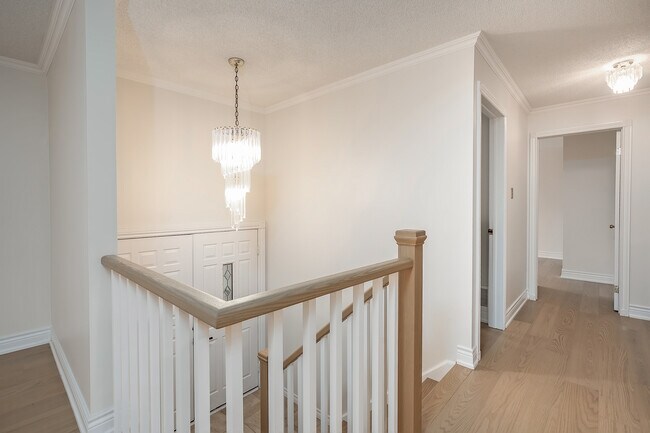 Photo - 475 Sparling Crescent