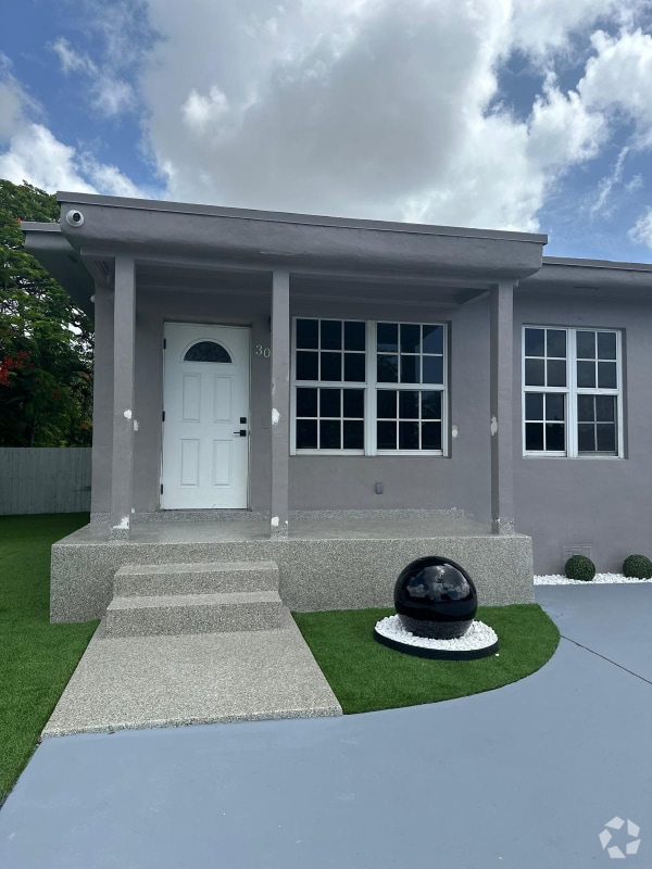 Building Photo - 3095 W Flagler St Rental