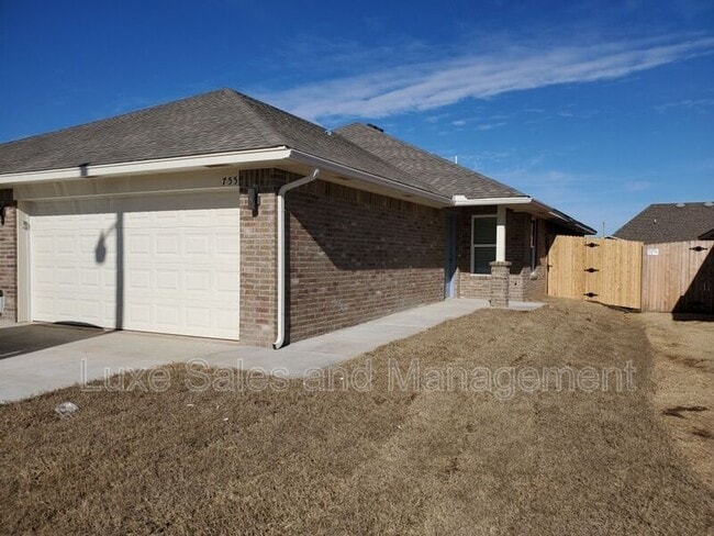 Building Photo - 755 SW 13th St