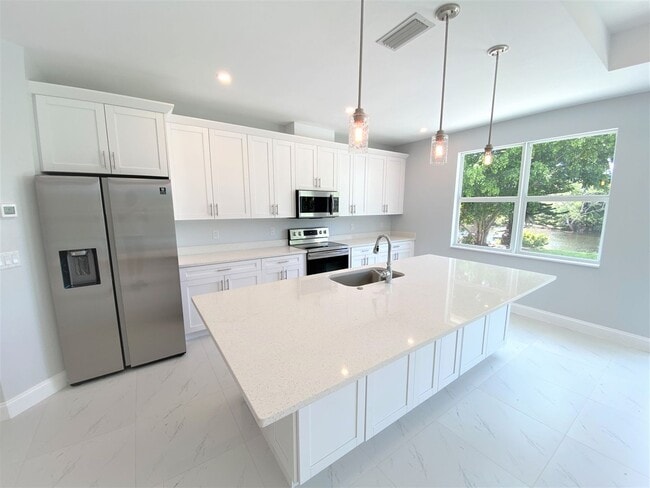 Photo - ** GOLDEN GATE ** 4 BED / 2 BATH - SINGLE ...