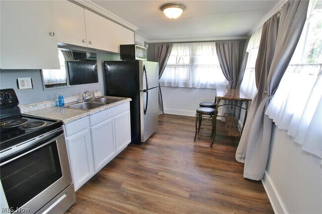 Photo - 1604 Maple Ave