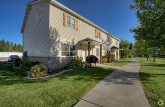 Building Photo - Cute 2 bed 1.5 bath townhome in the Meadows