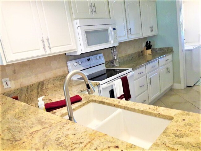 Furnished Kitchen - 8494 Ridgewood Ave Unidad 4304