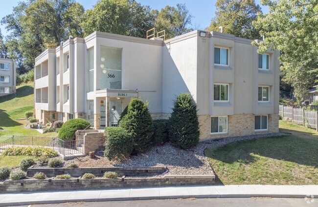 Building Photo - 1 Bedroom, 1 Bathroom Apartment In Desirab... Unit 35